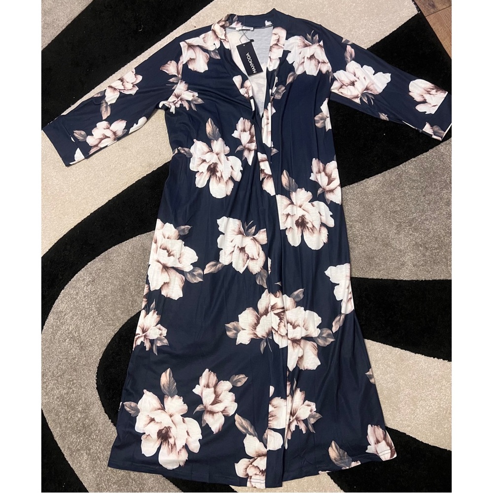 Woman’s Long soft Floral Robe sz Medium Large NWT